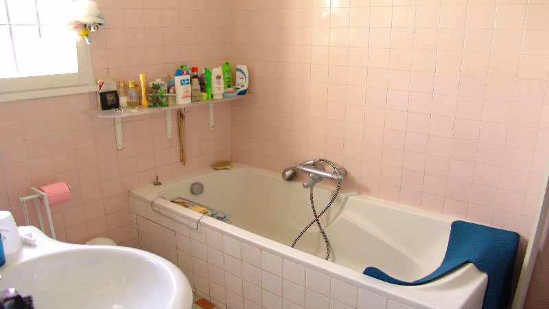 Cacher carrelage baignoire